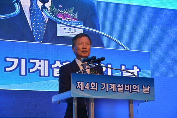 백종윤 대한기계설비단체총연합회장이 기념사를 하고 있다./제공=대한기계설비건설협회