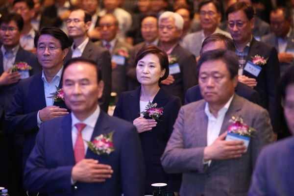 기계설비의날 기념식에서 김현미 국토부 장관을 비롯한 참석자들이 국민의례를 하고 있다./출처=국토교통부 홈페이지