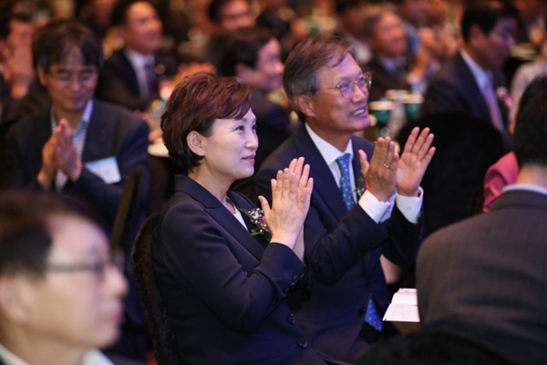 김현미 국토부 장관(좌측)과 백종윤 회장(우측)이 박수를 치고 있다./출처=국토교통부 홈페이지