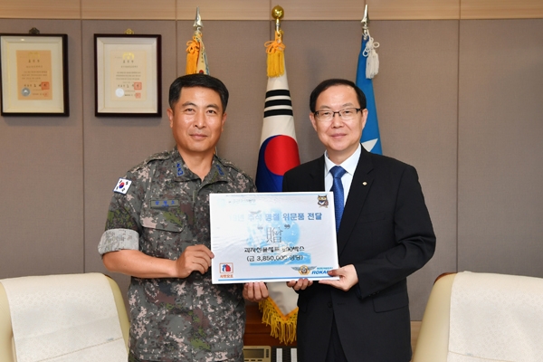 지난 5일 공군방공관제사령부에서 김형호 공군방공관제사령관(좌)과 부영그룹 윤택훈 비상계획관(우)이 군부대 위문품 전달 기념식을 하고 있다./제공=부영그룹