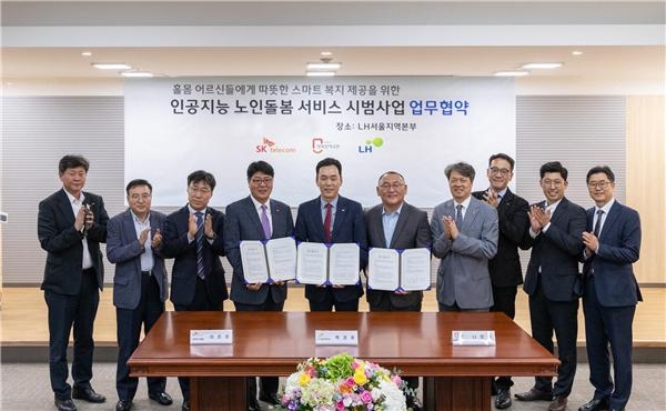 백경훈 LH 주거복지본부장(사진 왼쪽 다섯 번째)과 이준호 SK텔레콤 상무(사진 왼쪽 네 번째), 나양원 행복한에코폰 대표(사진 왼쪽 여섯 번째)를 비롯한 관계자들이 기념사진을 촬영하고 있다./제공=LH