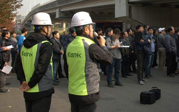 현장 실습에 참여한 교육생들이 한국시설안전공단 관계자들의 설명을 듣고 있다./제공=한국시설안전공단