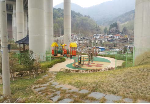 부산울산선 원리2교 하부 주민행복쉼터/제공=한국도로공사