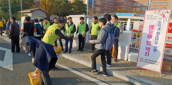한국시설안전공단 및 진주혁신네트워크 직원들이 =아침밥을 학생들에게 나누고 있다./제공=한국시설안전공단