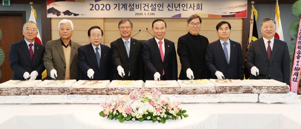 기계설비건설업계 대표들과 박덕흠 자유한국당 국회의원이 2020년의 힘찬 도약을 기원하며 시루떡을 자르고 있다. 사진 좌로부터 이용규 기계설비건설공제조합 이사장, 박종학 협회 고문, 박인구 협회 고문, 백종윤 협회 회장, 박덕흠 자유한국당 국회의원, 홍평우 협회 고문, 정달홍 협회 수석부회장, 유호선 대한기계설비산업연구원 원장/제공=대한기계설비건설협회