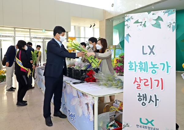 화훼상품을 구입하고 있는 사장직무대행 최규성 부사장/제공=LX