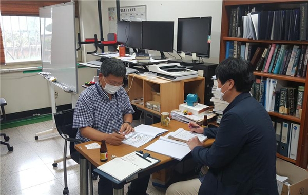 ▶공단이 김병화 경남대학교 교수를 대상으로 공공데이터 및 빅데이터 플랫폼에 대하여 홍보를 수행하고 있다./제공=한국시설안전공단