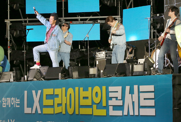 ▲관객들이 차량에 탑승해 그룹 육중완 밴드의 공연을 관람하고 있다./제공=LX