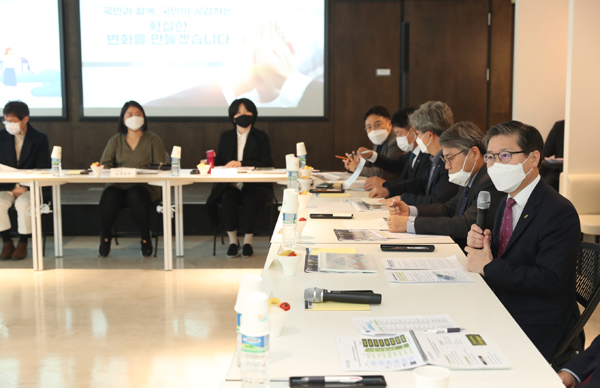 ▲제2차 LH 국민공감위원회 전체회의에서 변창흠 LH 사장(사진 맨 오른쪽)이 발언하고 있다./제공=LH