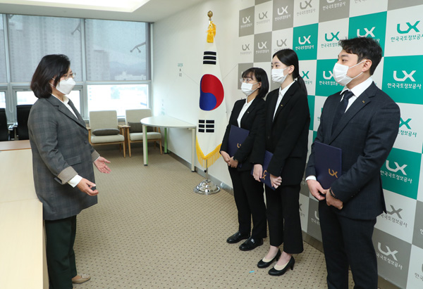 ▲장애인 신입직원 임용장 수여식 후 오애리 경영이사(왼쪽)가 신입직원들을 격려하고 있다./제공=LX
