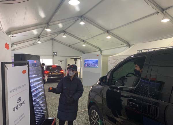 ▲e편한세상 거제 유로스카이 분양에 관심이 있는 고객들이 DL이앤씨가 마련한 드라이브 스루 서비스를 이용하고 있다./제공=DL이앤씨