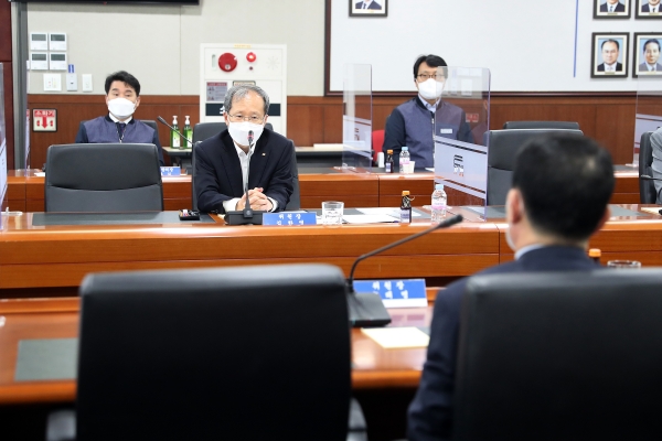 ▲김한영 이사장이 회의를 주재하고 있다./제공=국가철도공단