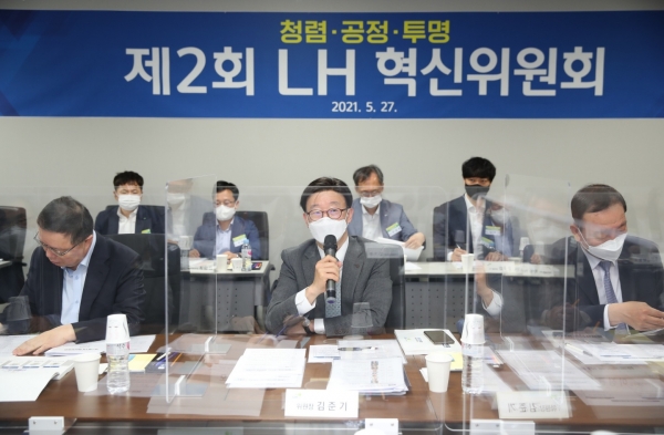 ▲김준기 LH 혁신위원회 위원장이 발언을 하고 있다./제공=LH