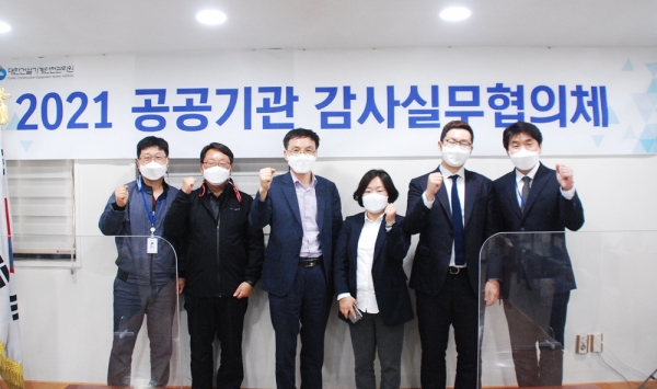 ▲왼쪽부터 안전관리원 유원종, 형사법무정책연구원 안상국, 육아정책연구소 김철조 , 통일연구원 서지숙, 한국데이터산업진흥원 김균성, 안전관리원 이한호 감사위원이 제1차 실무협의체를 개최하고 기념사진을 찍고 있다./제공=대한건설기계안전관리원