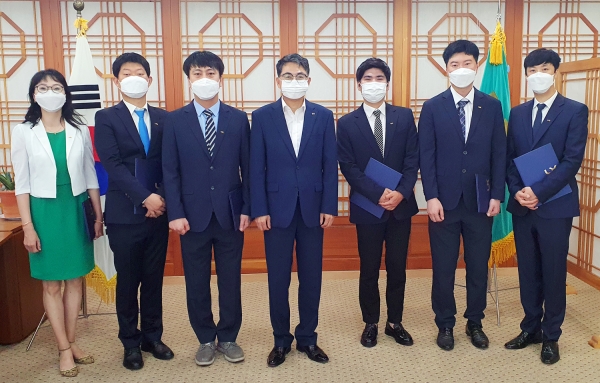 ▲LX는 10일 본사에서 ‘신입사원 임용장 수여식’을 개최하고, 김정렬 사장이 임용된 직원들을 만나 격려했다./제공=LX