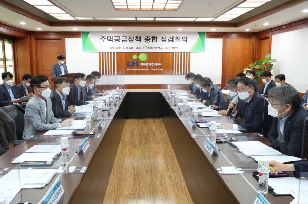▲김현준 LH 사장이 주택공급대책에 대한 추진상황을 점검하고 있다./제공=LH