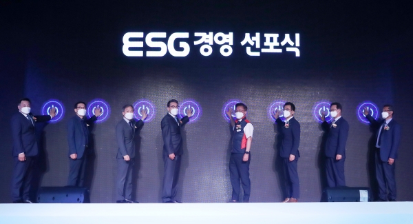 ▲사진 왼쪽부터 강성옥 LX파트너스 대표이사, 성기청 상임감사, 김승수 전주시장, 김정렬 사장, 정광희 노동조합 위원장, 남영우 국토교통부 국토정보정책관, 박지현 한국전기안전공사 사장, 김정범 비상임이사가 LX공사의 ESG 경영을 선포하고 있다./제공=LX공사