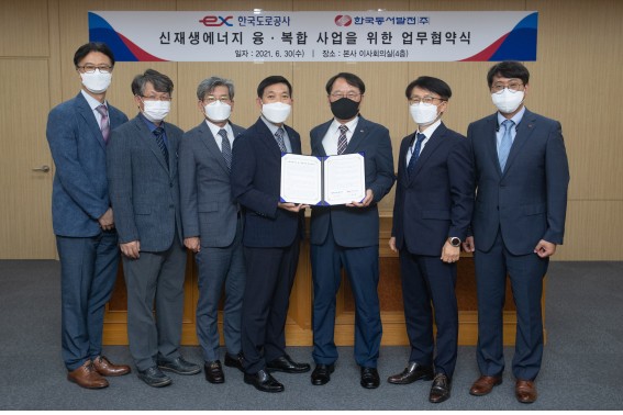 ▲사진 중앙 왼쪽 이창봉 한국도로공사 혁신성장본부장과 오른쪽 조상기 한국동서발전 사업부사장/제공=한국도로공사