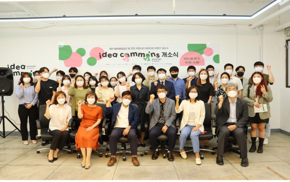 ▲상인동 ‘아이디어 커먼즈’ 개소식. 사진 앞줄 왼쪽부터 대구도시공사 서지현 팀장, 한국부동산원 김수연 부장, 대구지역문제해결플랫폼 박근식 위원장, 상인종합사회복지관 박용찬 관장, 대구시 이은아 자치행정과장, 첨단정보통신융합산업기술원 김현덕 원장/제공=한국부동산원