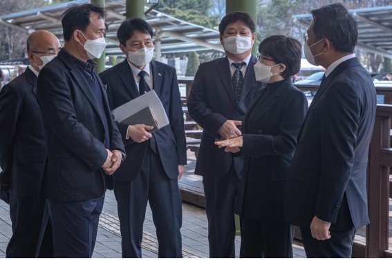 ▲자료사진. 지난해 4월 김진숙 한국도로공사 사장이 취임과 동시에 이천휴게소 관계자들을 만나 코로나19로 인한 현재 상황과 고충을 듣고 있다./출처=한국도로공사