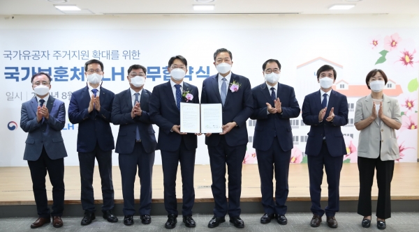 ▲사진 왼쪽에서 네 번째 김현준 LH 사장과 다섯 번째 황기철 국가보훈처장/제공=LH