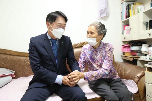 ▲LH 김현준 사장(사진 왼쪽)이 영구임대주택 입주 어르신(오른쪽)에게 지역 농산물과 송편을 전달하고 인사를 나누고 있다.