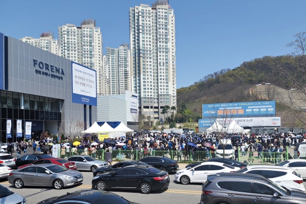 '한화 포레나 천안아산역' 선착순 동호지정 계약 행사에 몰린 고객들/제공=한화건설