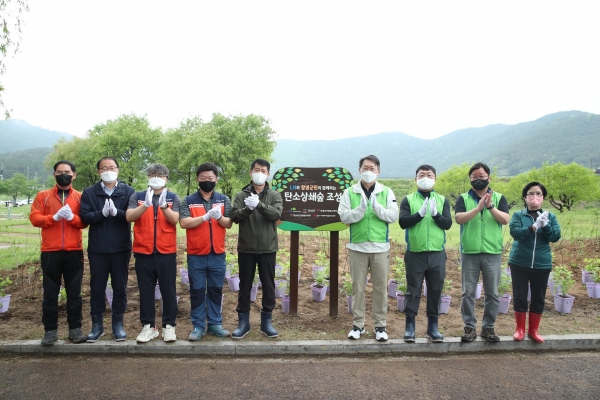 ▲사진 오른쪽 네 번째 김현준 LH 사장과 다섯 번째 김무진 창녕군 부군수, 여섯 번째 전지수 경남자원봉사센터 이사장/제공=LH
