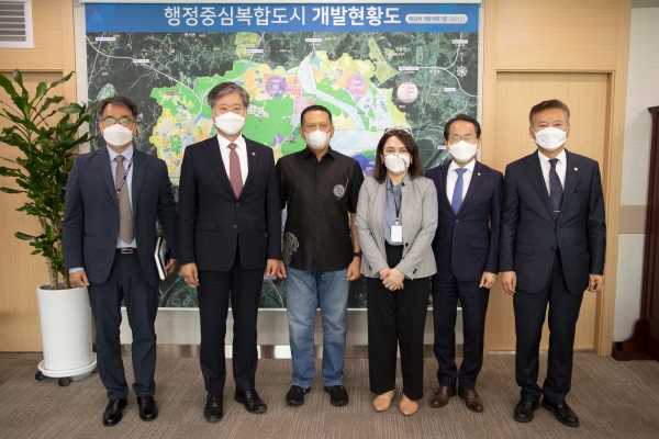 ▲사진 왼쪽에서 두 번째 박무익 행정중심복합도시건설청장, 세 번째 밤방 수사티요 국민협의회 의장, 오른쪽에서 첫 번째 홍성국 국회의원, 두 번째 강준현 국회의원/제공=행복청
