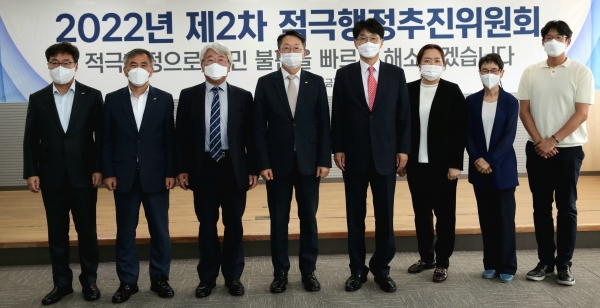 ▲지난 8일 서울지역본부에서 ‘2022년 제2차 LH 적극행정추진위원회’를 개최했다. 사진 김광묵 위원장(오른쪽 네 번째), 김현준 LH사장(오른쪽 다섯 번째)을 비롯한 내·외부 위원들이 기념촬영을 하고 있다./제공=LH