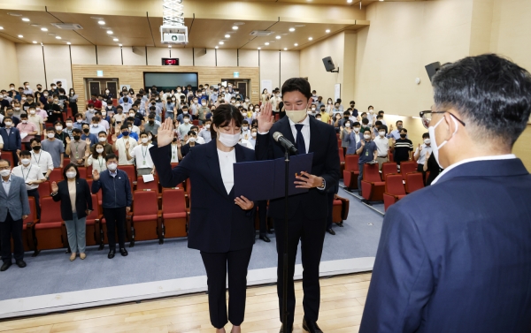 ▲최소영 고객지원처 대리(왼쪽)와 윤승수 정보보안부 주임(오른쪽)이 청렴·인권·윤리 실천결의를 선언하고 있다./제공=LX공사