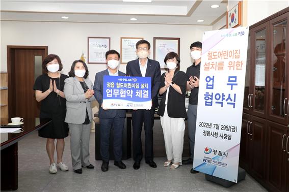 ▲사진 중앙 최원일 국가철도공단 호남본부장이 중앙 왼쪽 이학수 정읍시장과 정읍 철도어린이집 설치를 위한 업무협약을 체결하고 있다./제공=국가철도공단