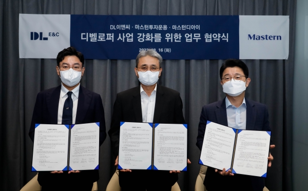 ▲사진 중앙 권수영 DL이앤씨 주택사업본부장, 오른쪽 김대형 마스턴투자운용 대표이사, 왼쪽 김대원 마스턴디아이 대표이사./제공=DL이앤씨