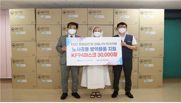 ▲사진 왼쪽부터 한국부동산원 마정호 경영지원실장, 대구파티마병원 황일경 행정부원장, 한국부동산원 노동조합 진영진 수석부위원장/사진제공=한국부동산원