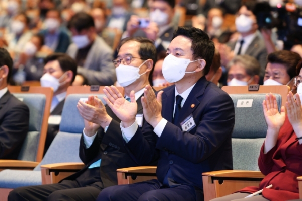 한덕수 국무총리와 원희룡 국토교통부 장관이 박수를 치고 있다./출처=국토교통부
