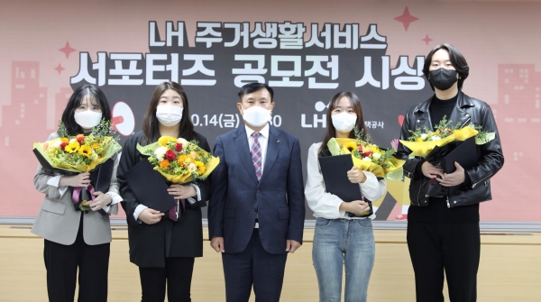 △‘LH 주거생활서비스 서포터즈 공모전’ 시상식. 사진 중앙 하승호 LH 국민주거복지본부장과 공모전 수상자들이 기념촬영을 하고 있다./제공=LH