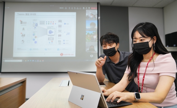 △롯데건설 직원들이 MS Teams를 통해 화상회의 중이다./제공=롯데건설