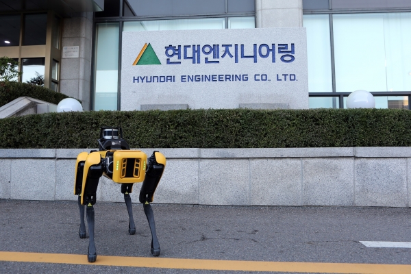 △현대엔지니어링 사옥 앞, 현대자동차그룹이 인수한 ‘보스턴 다이내믹스’의 4족 보행 로봇 스팟(SPOT) 시연 모습/제공=현대엔지니어링