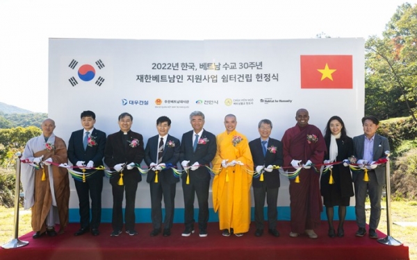 △헌정식에 참여한 주요 인사들이 테이프 커팅을 하고 있는 모습. 사진 왼쪽에서부터 4번째부터 해비타트 윤형주 이사장, 정원주 부회장, 원오사 팃 드엉 탄 주지스님, 베트남 응우옌 부 뚱 대사/제공=대우건설