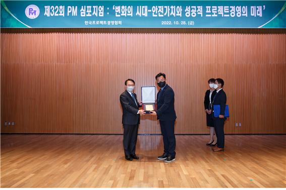 △박정일 사업관리부장이 ‘2022 올해의 프로젝트 대상’을 수상하고 있다./제공=국가철도공단