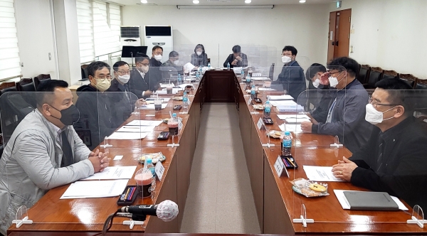 △국방부 관계자들과 ‘군용 상용장비 안전점검 업무 협의’를 진행하고 있다./제공=대한건설기계안전관리원