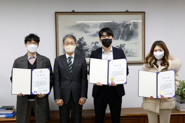 △부산지방조달청에서 HUG와 수상기관 관계자들이 기념촬영을 하고 있다./사진제공=HUG