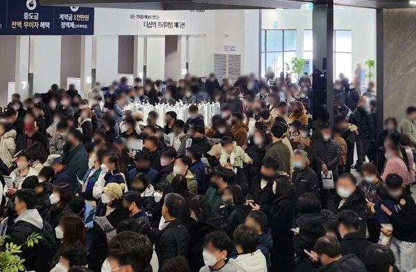 △모델하우스 내부 방문 전경/사진제공=포스코건설