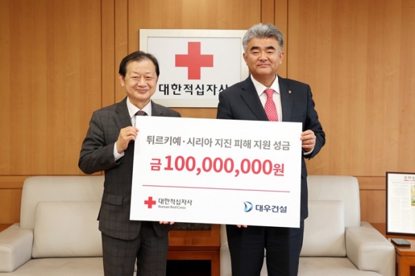 △정원주 그룹 부회장이 15일 대한적십자사를 방문해 튀르키예‧시리아 지진피해 복구 성금을 기탁했다./사진제공=대우건설