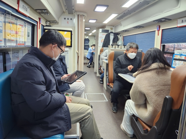 △국가철도공단 강원본부 직원들이 사랑의 한혈 봉사에 참여하고 있다./사진제공=국가철도공단
