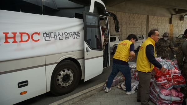 △긴급 구호 물품 전달 사진/사진제공=HDC현대산업개발