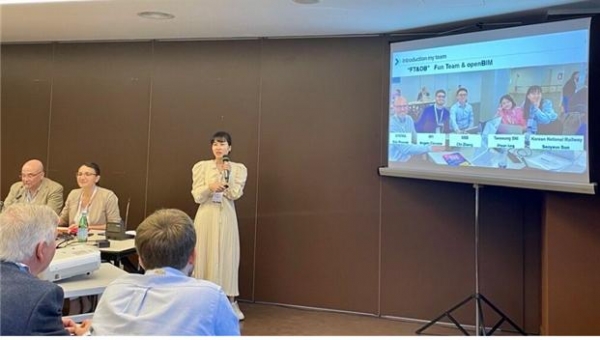 △국가철도공단 기술연구처 관계자가 이탈리아 국제 BIM 컨퍼런스의 BIM 시합에 참가해 발표를 하고 있다./사진제공=국가철도공단