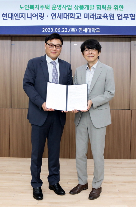 △사진 왼쪽 권병용 현대엔지니어링 건축투자개발실 상무, 오른쪽 허현승 연세대학교 미래교육원장/사진제공=현대엔지니어링