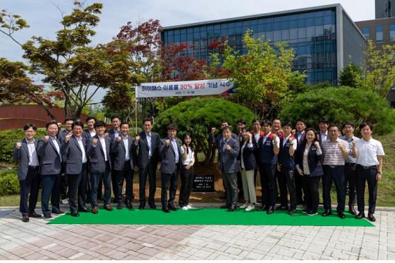 △사진 왼쪽편 오른쪽에서 왼쪽으로 3번째 함진규 한국도로공사 사장이 하이패스 이용률 90% 달성 기념 식수 행사 후 기념촬영을 하고 있다./사진제공=한국도로공사