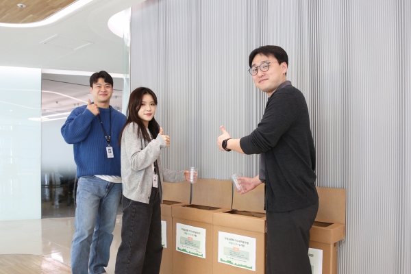 △폐플라스틱을 활용한 ‘자원순환형 가구 제작 캠페인’에 참여하고 있는 한화 건설부문 직원들/사진제공=㈜한화 건설부문